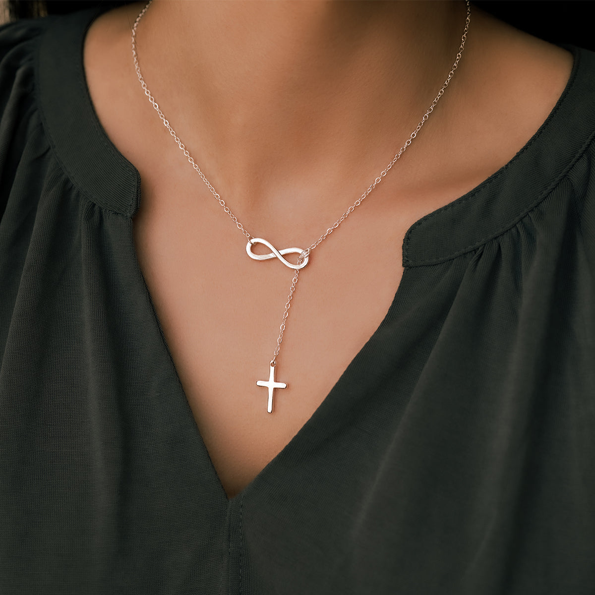 Yuna – Cross pendant necklace