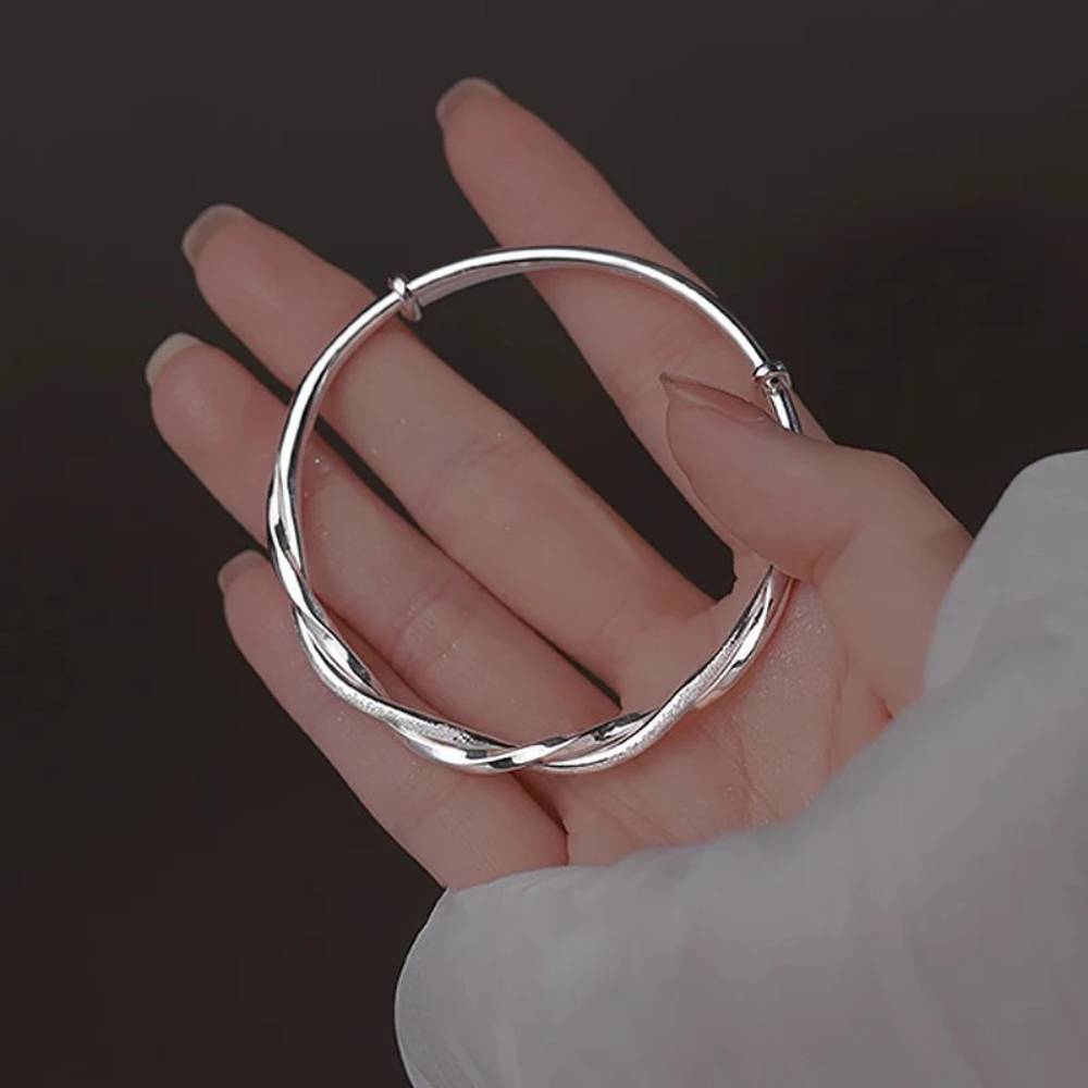 Adjustable Women's Bracelet with Twisted Style