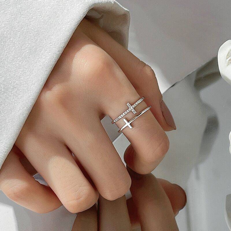 Double bar crossed ring