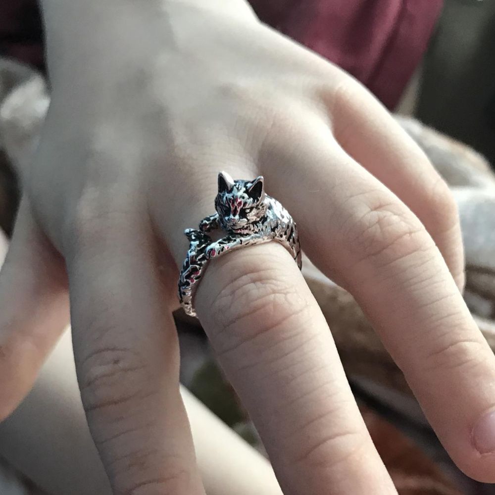 Adjustable Women's Ring with Embracing Cat Design