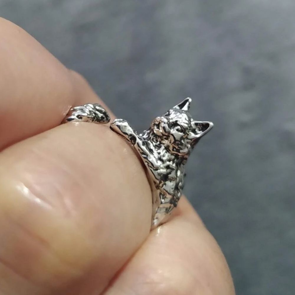 Adjustable Women's Ring with Embracing Cat Design