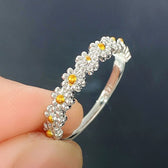Women Adjustable Daisy Ring with Flower Motif