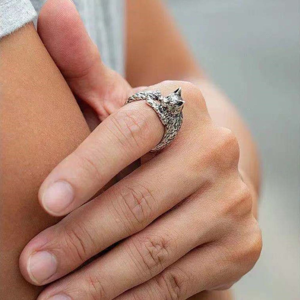 Adjustable Women's Ring with Embracing Cat Design