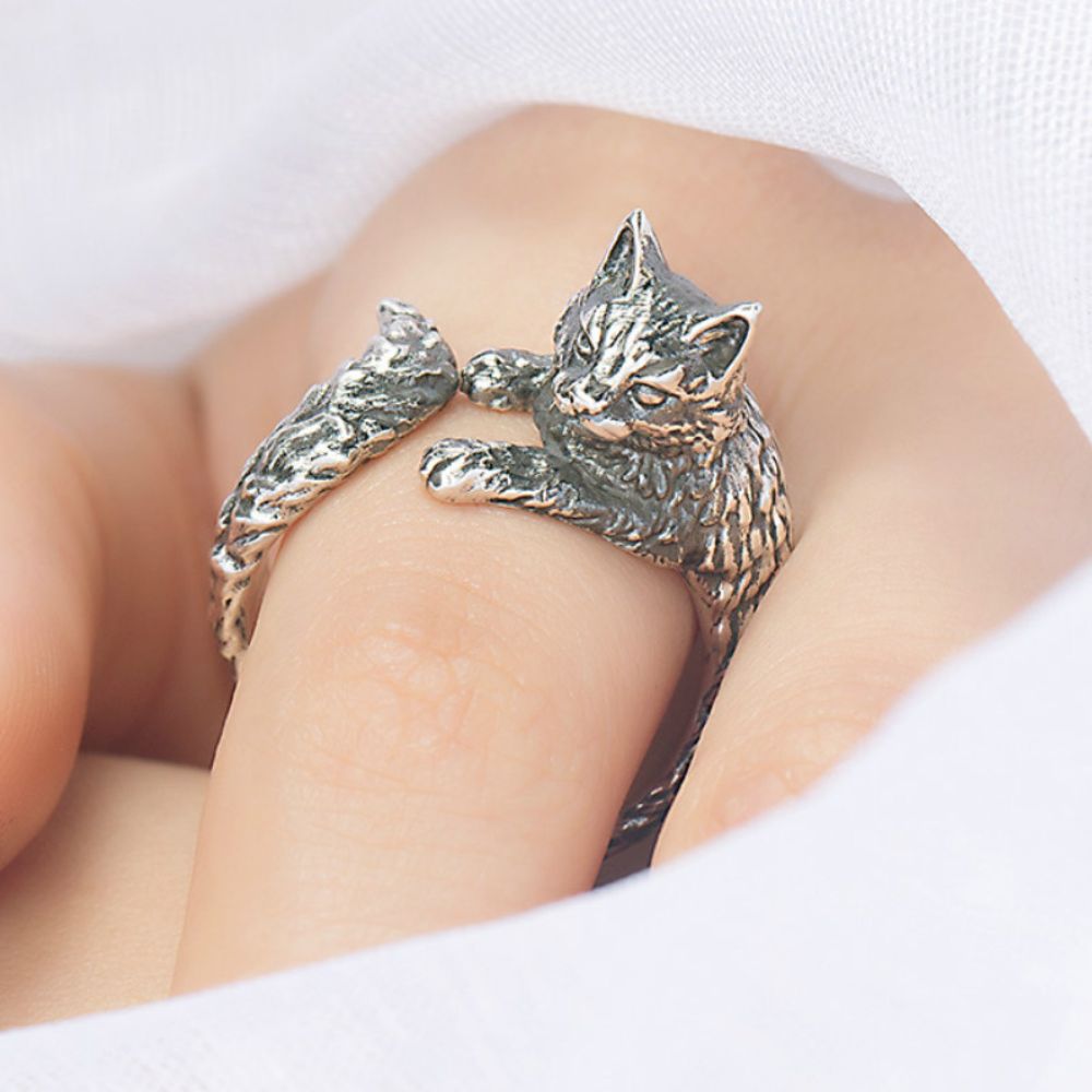 Adjustable Women's Ring with Embracing Cat Design