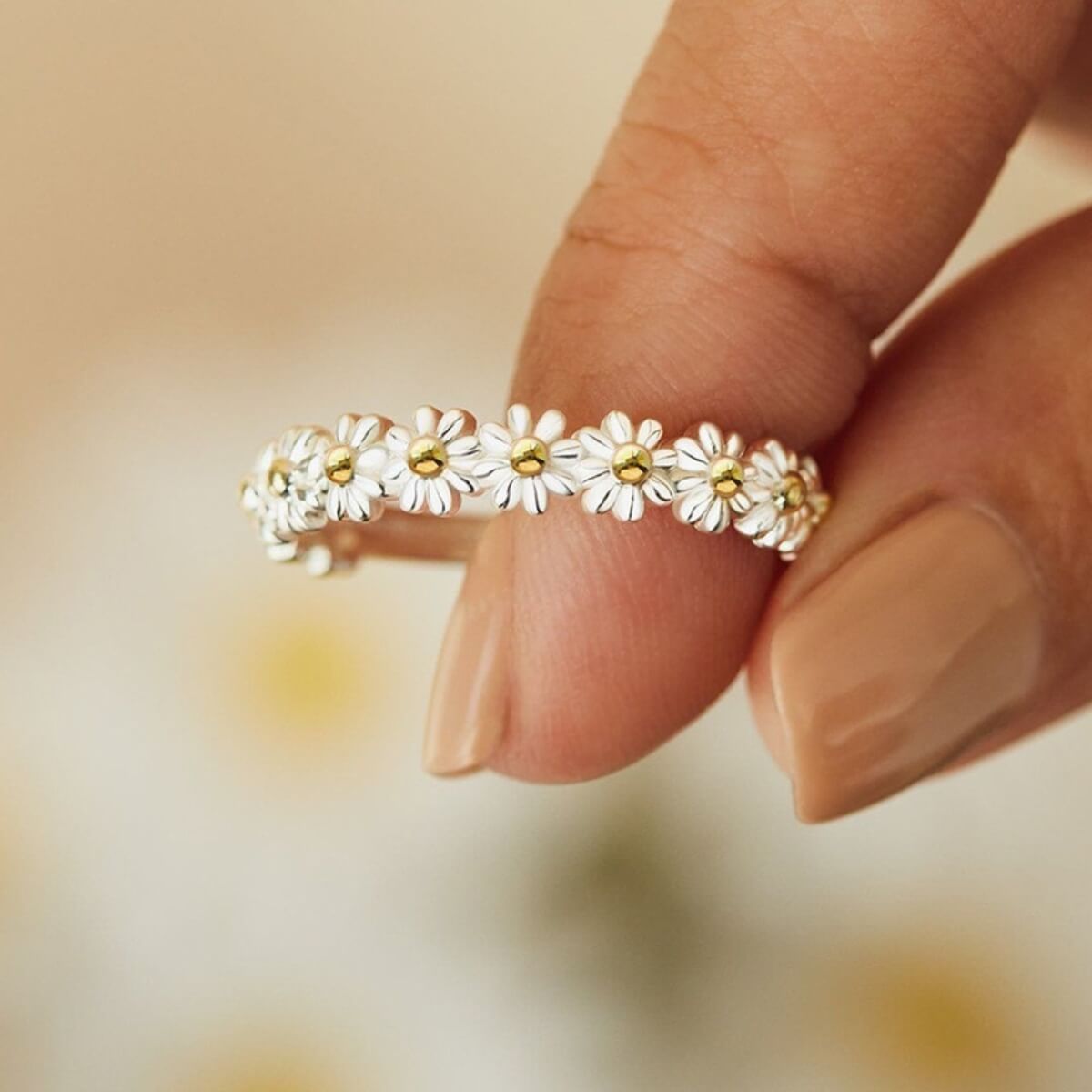 Women Adjustable Daisy Ring with Flower Motif