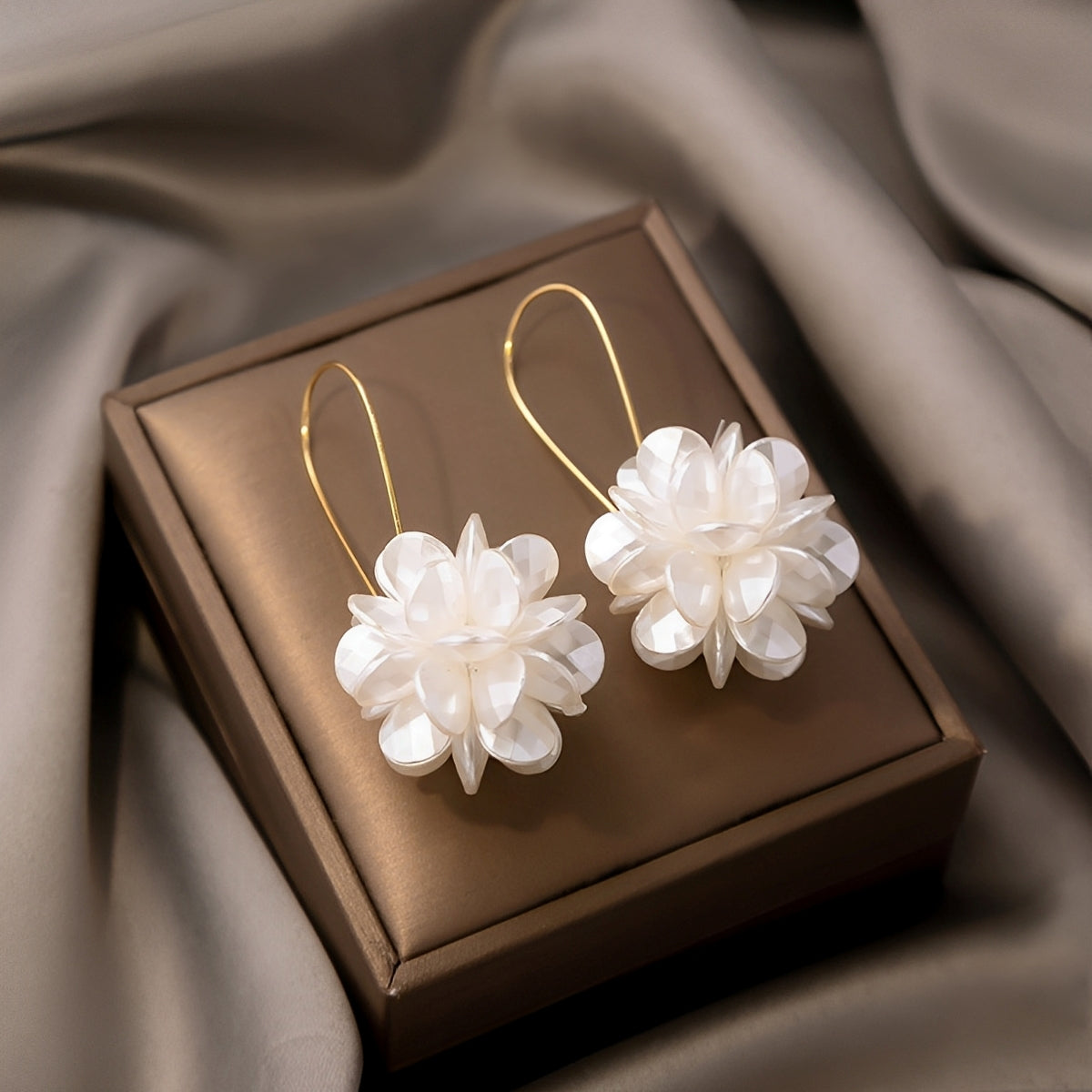 Florina – White flower earrings