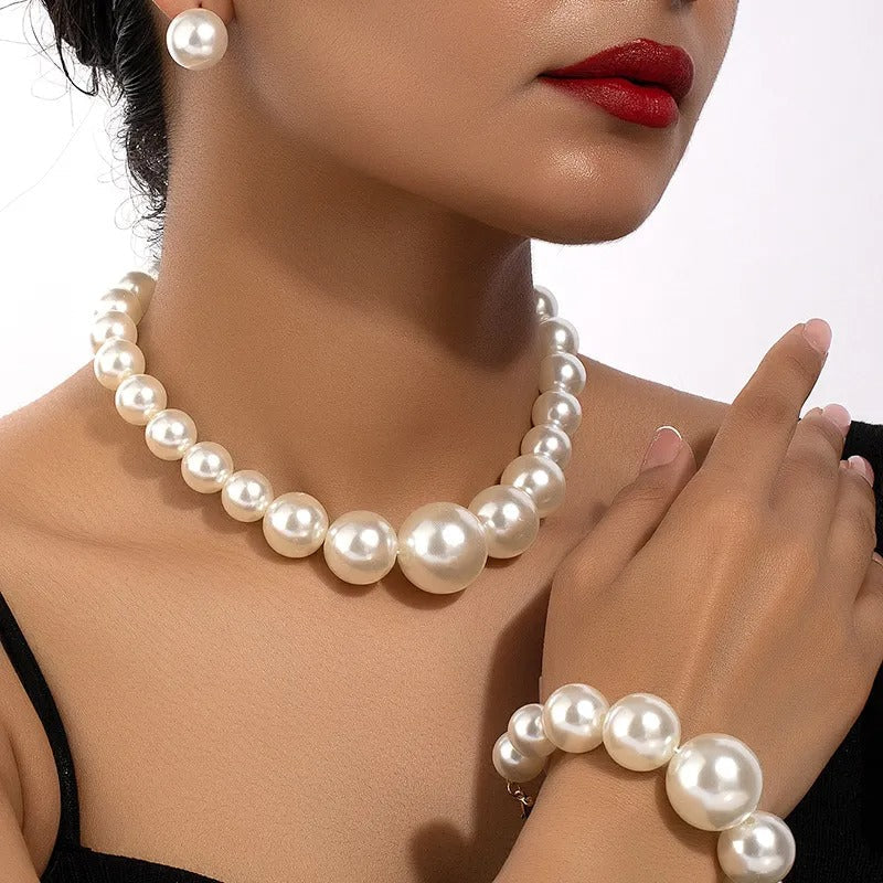 Carla – Earring, bracelet, and necklace set