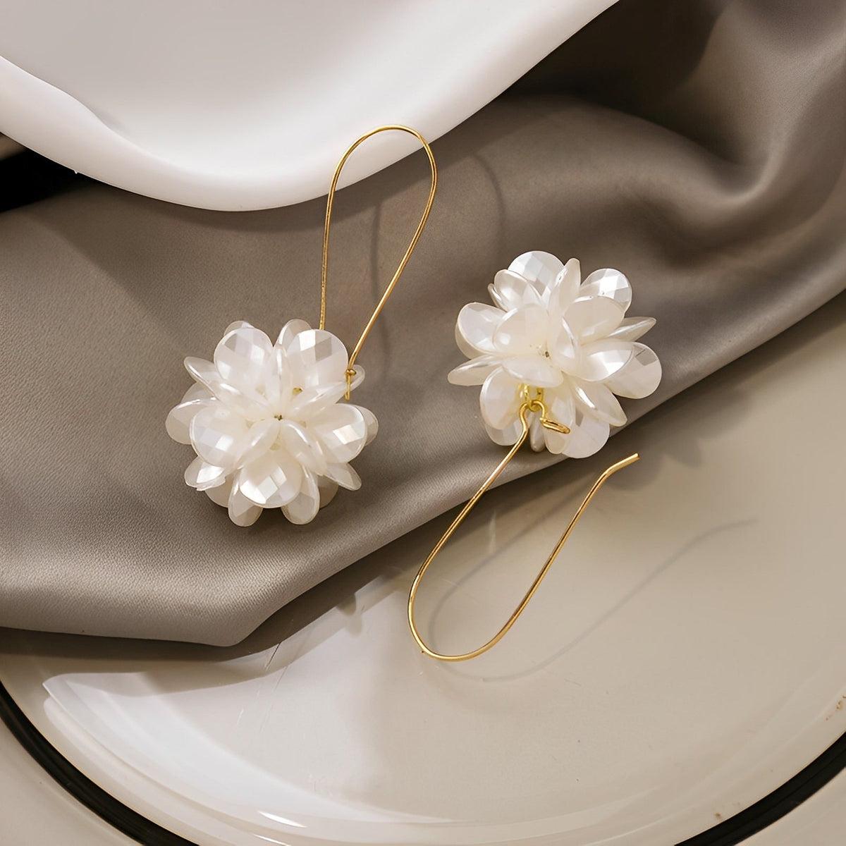 Florina – White flower earrings