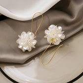 Florina – White flower earrings