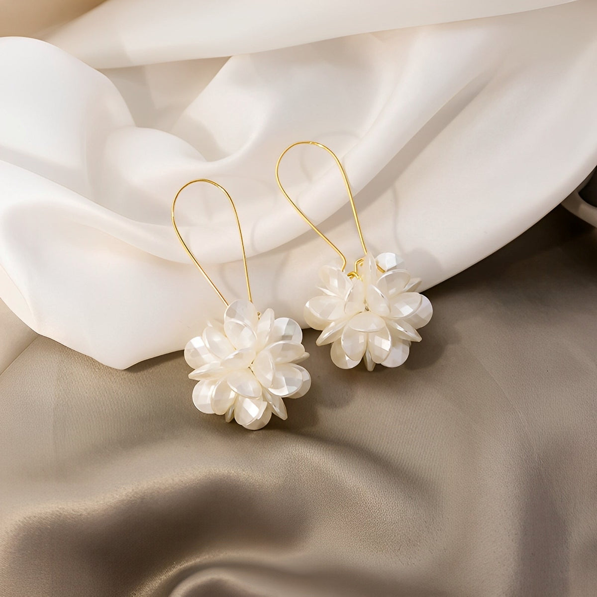 Florina – White flower earrings