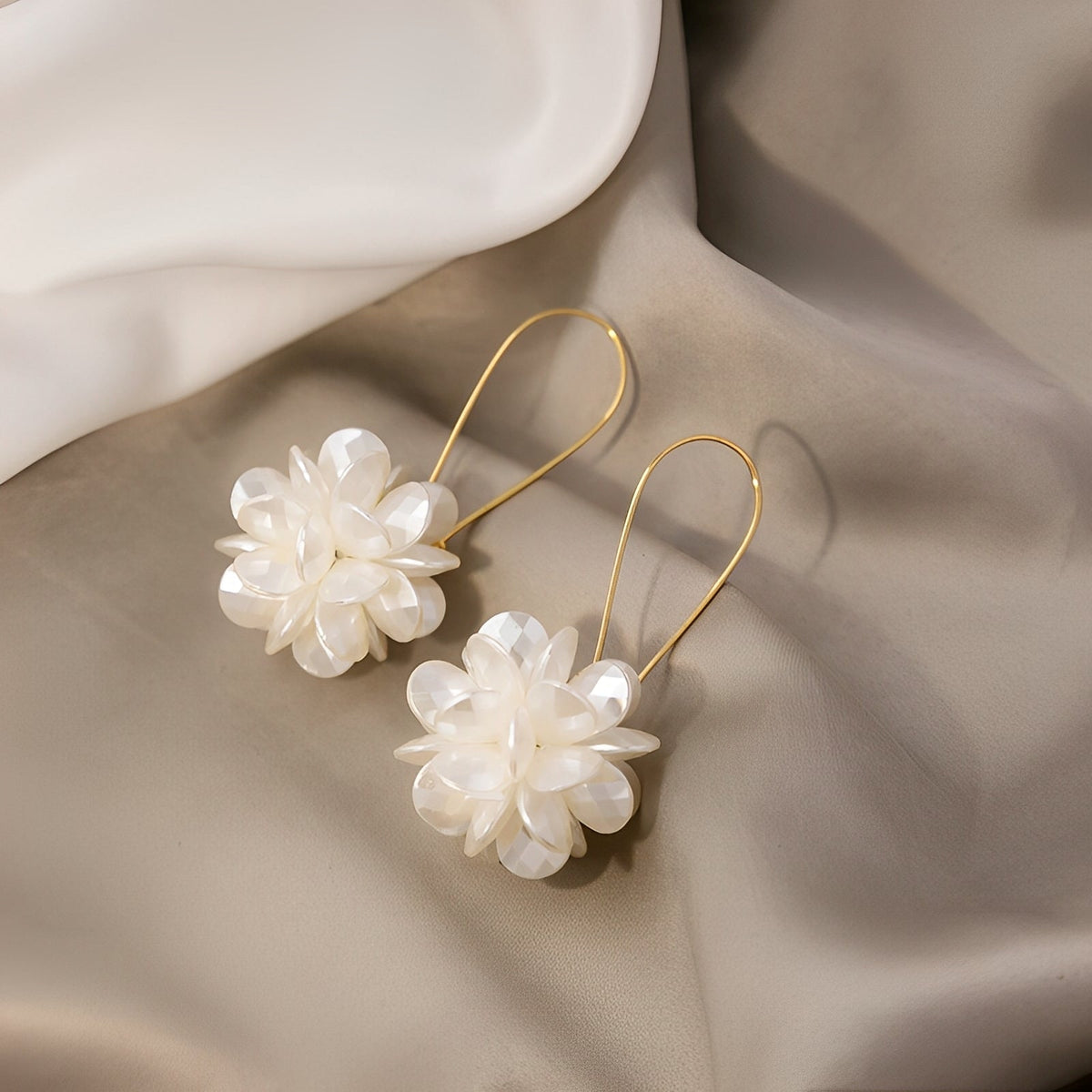 Florina – White flower earrings