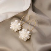 Florina – White flower earrings